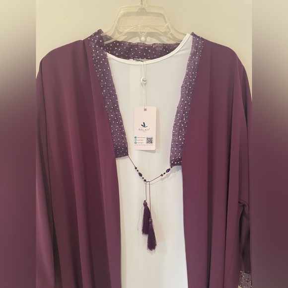 It is a beautiful dress, classic and suitable for parties. - Picture 8 of 11